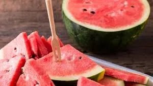أصول اتيكيت تناول البطيخ: استمتع بفاكهة الصيف باناقة ورقي