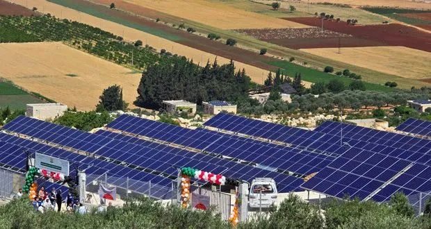 إدلب تتجه نحو الطاقة المتجددة: افتتاح مشروع لتغذية محطات المياه بالطاقة الشمسية