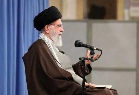 خامنئي يحذر واشنطن: إيران تفكر في الانسحاب من المفاوضات النووية بسبب المماطلة الأمريكية