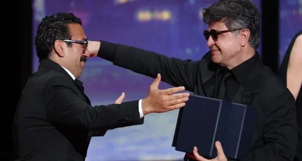 جعفر بناهي يفوز بالسعفة الذهبية في كان بفيلمه المصور سرًا ويدعو للحرية في إيران