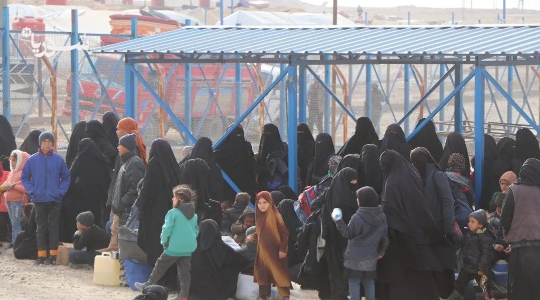 مباحثات سورية أمريكية حول مستقبل مخيم الهول وسط تحديات أمنية وإنسانية متزايدة