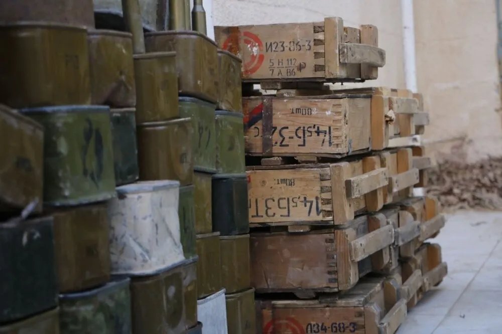 ضربة أمنية في دير الزور: كشف مستودع أسلحة ضخم معد للتهريب إلى العراق