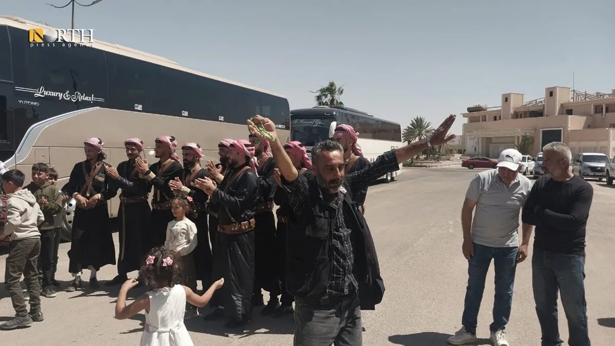 عودة إلى الوطن: 350 لاجئًا سوريًا يصلون درعا قادمين من الأردن عبر معبر نصيب