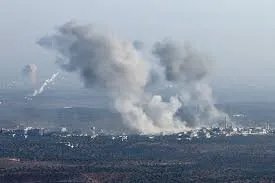 مجزرة في حلب وإدلب: قصف النظام وروسيا يودي بحياة عشرات المدنيين بينهم أطفال ونساء