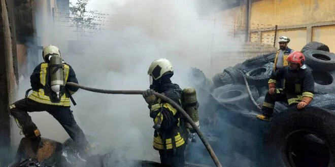 السيطرة على حريق في مستودع إطارات بمرفأ اللاذقية دون إصابات