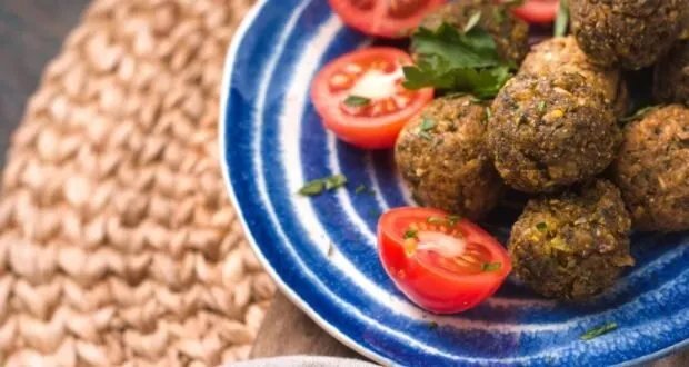 أسرار الفلافل المقرمش: وصفة منزلية ناجحة بنكهة الفول