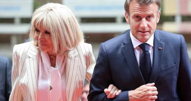 من طالب إلى رئيس: قصة حب غير تقليدية تجمع ماكرون بزوجته بريجيت وتثير الجدل