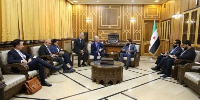 وزير العدل يبحث مع بيدرسون إصلاح القضاء في سوريا وتحديات المرحلة الانتقالية