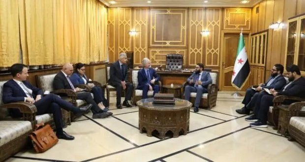 وزير العدل يبحث مع بيدرسون إصلاح القضاء في سوريا وتحديات المرحلة الانتقالية