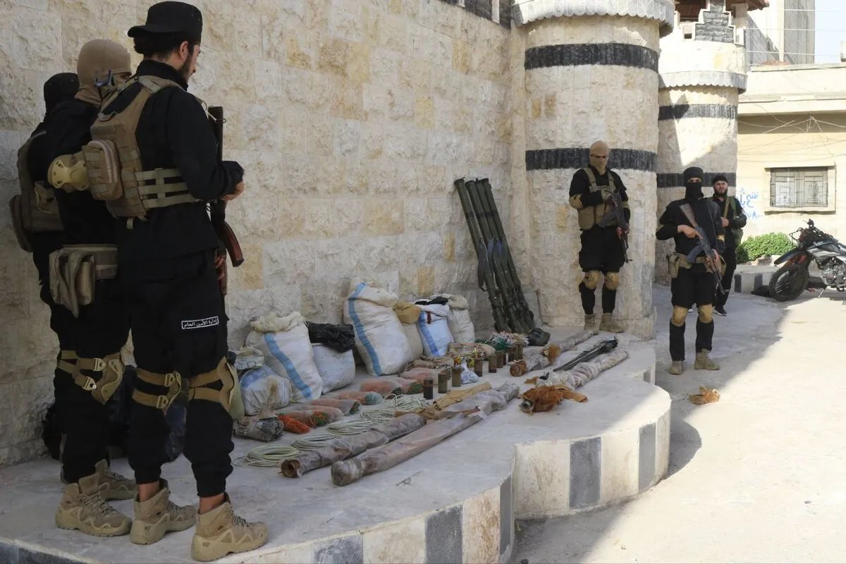 حمص: الأمن الداخلي يضبط ترسانة أسلحة ومتفجرات في معاقل مجموعات خارجة عن القانون