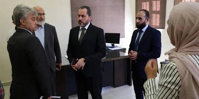 وزير السياحة يتفقد مركز خدمات المستثمرين ويؤكد على تسهيل الإجراءات لدعم القطاع