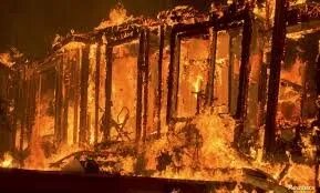 السجن المؤبد لتركي أشعل النار بعمال سوريين في إزمير: نهاية مأساوية لقضية هزت الرأي العام