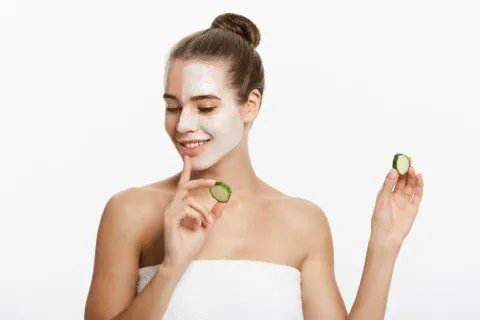 وداعاً للمواد الكيميائية: ماسك الخيار والألوفيرا لبشرة متألقة في جميع الفصول