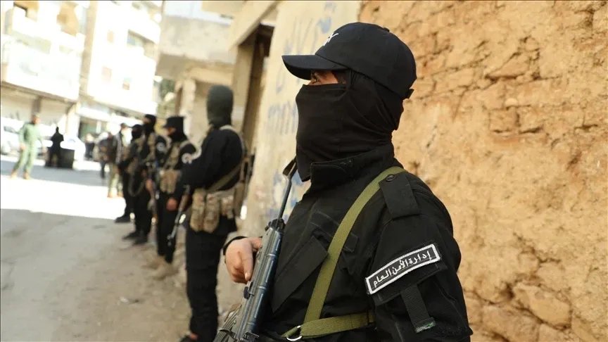 القبض على "الخال": متزعم مجموعة مسلحة متورط في هجوم الساحل السوري بقبضة الأمن