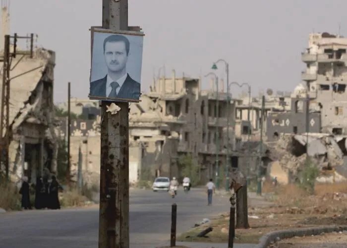 تقرير بريطاني: الأسد يستغل ضعف إيران ويعزز تحالفاته مع روسيا ودول الخليج للبقاء في السلطة