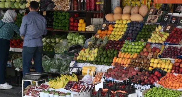 من الكماليات المحظورة إلى واجهات الأسواق: الفواكه الاستوائية تغزو سوريا بعد سنوات من القيود