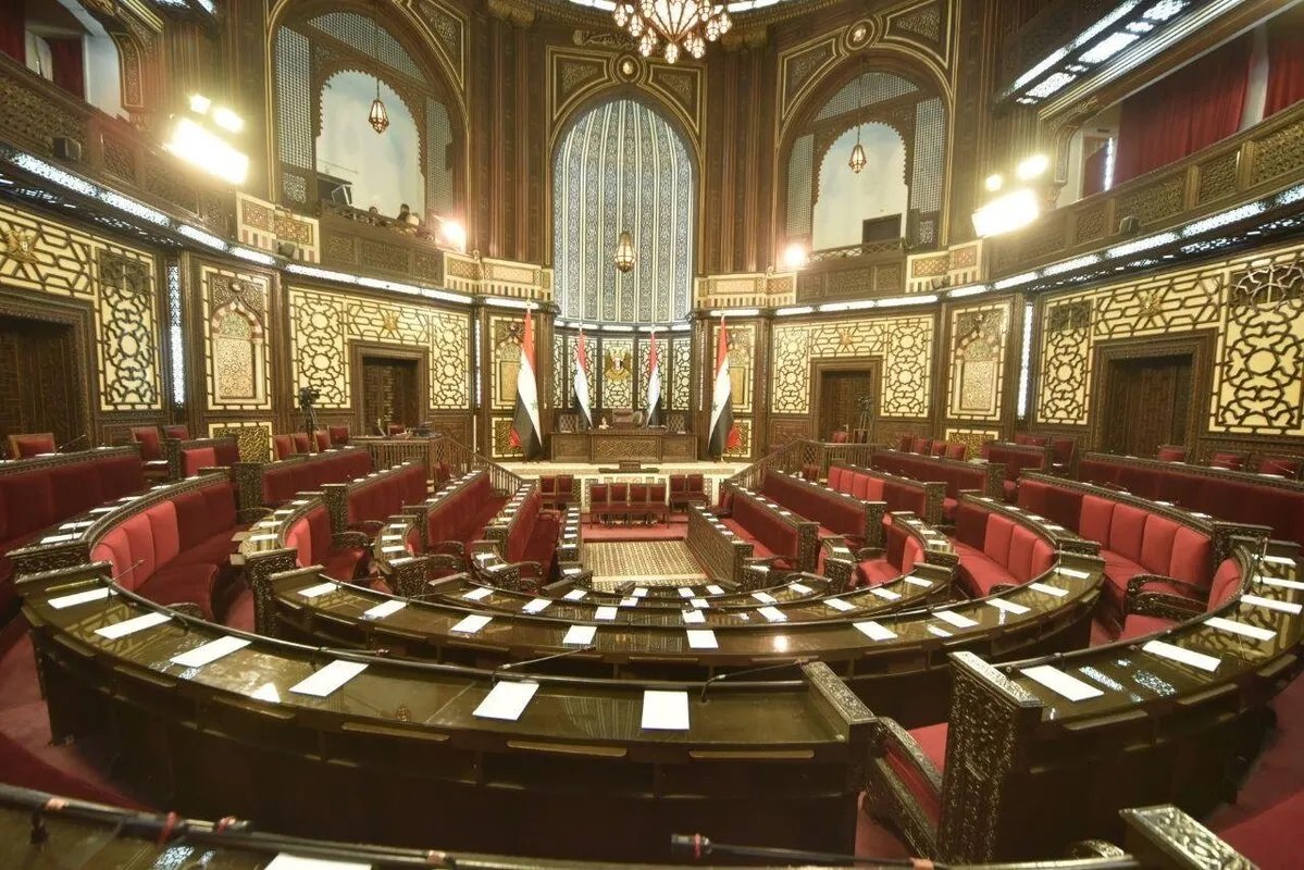 خبير قانوني يدعو للإسراع بتشكيل مجلس الشعب: خطوة ضرورية لإعادة الإعمار والاستثمار