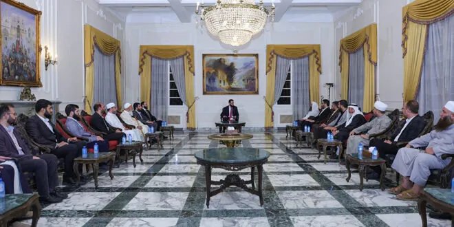 الرئيس الأسد يلتقي علماء ومشايخ حلب في زيارة تعكس اهتمام الدولة بالشأن الديني