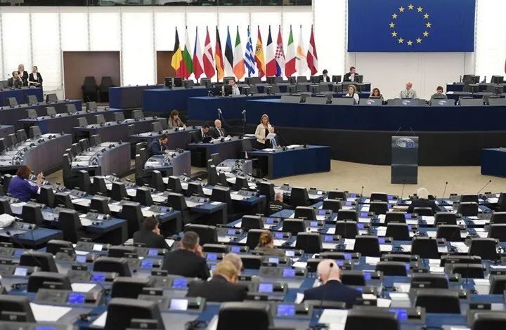 الاتحاد الأوروبي يخفف العقوبات عن سوريا لدعم التعافي ويعاقب متورطين بأحداث الساحل