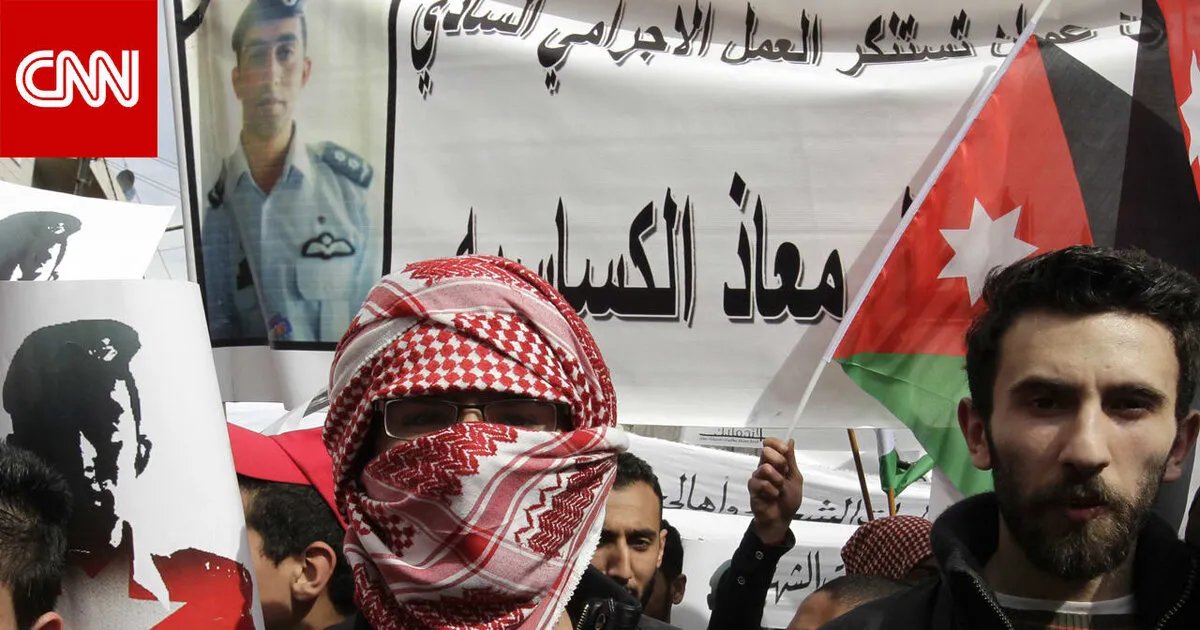 محاكمة في السويد تكشف تفاصيل جديدة حول إعدام الطيار الأردني معاذ الكساسبة حرقاً على يد داعش في سوريا