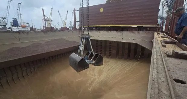 وصول أول شحنة قمح بعد انتهاء حقبة النظام السابق: 28500 طن إلى ميناء طرطوس