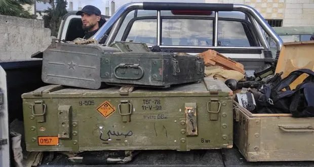 عملية أمنية ناجحة في جاسم: القبض على مطلوبين ومصادرة ترسانة أسلحة