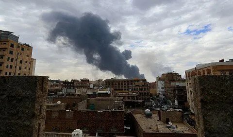 تصعيد خطير: غارات إسرائيلية تدمر مطار صنعاء وتوقف رحلات الخطوط اليمنية.. وتهديدات إسرائيلية تتصاعد