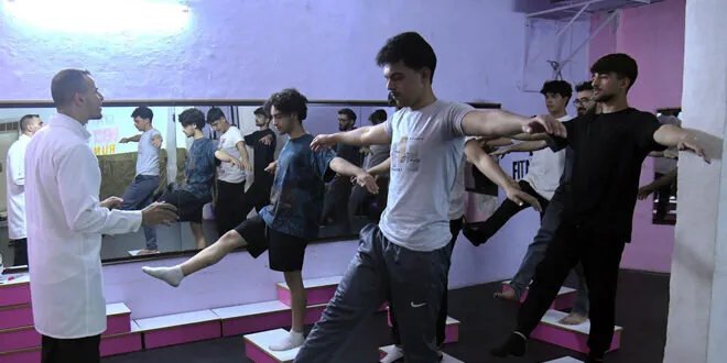 اكتشاف مذهل: كيف تربط الفيزياء حركات الجمباز لتحسين الأداء وتقليل الإصابات؟