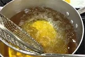 خطر يتربص بالصحة: إعادة تدوير زيوت القلي المستعملة تهدد السوريين بأمراض خطيرة