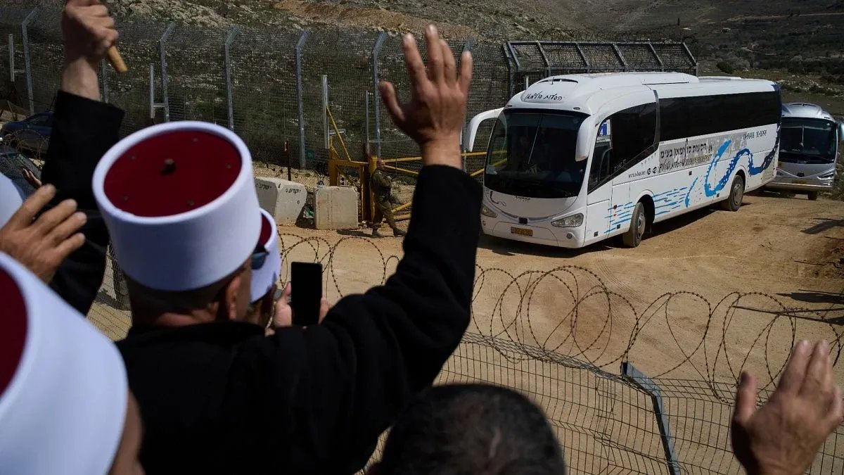 الجيش الإسرائيلي يقدم العلاج الطبي لأكثر من 500 سوري قرب حضر: دوافع إنسانية أم أهداف أخرى؟