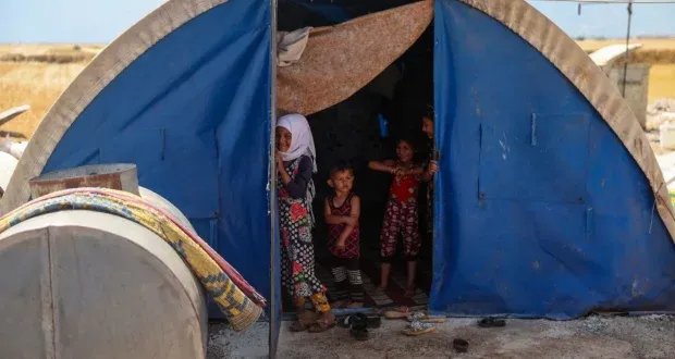 بعد سنوات النزوح: سوريون يعودون إلى قراهم المدمرة وينصبون الخيام بين الأنقاض