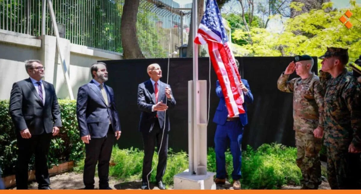 باراك في دمشق: رفع العلم الأمريكي ولقاءات لدعم الشعب السوري واقتصاده