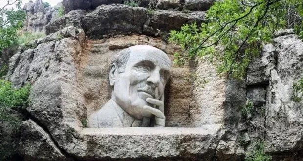 ميخائيل نعيمة يصرخ للبنان: "مرداد".. سفر روحي للخلاص من أزمات الواقع