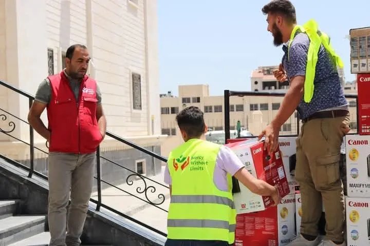 تربية حماة تتسلم دفعة من الحواسيب والطابعات من منظمة "رحمة بلا حدود" لدعم التعليم