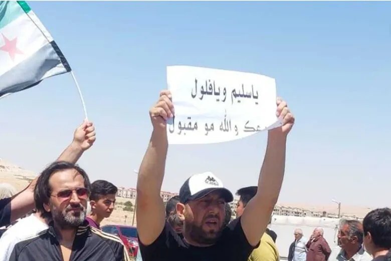 غضب في القلمون: مظاهرة طلابية ضد عودة دعبول وتنديد بزيارة الجامعة