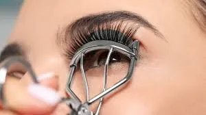 عيون ساحرة برموش مرفوعة: دليل شامل لاستخدام مكبس الرموش والعناية بها
