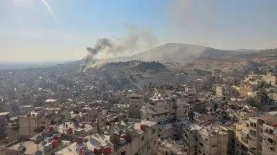 تصعيد خطير: غارات إسرائيلية مكثفة على دمشق وريفها توقع قتلى وجرحى بالتزامن مع زيارة مسؤول إيراني رفيع