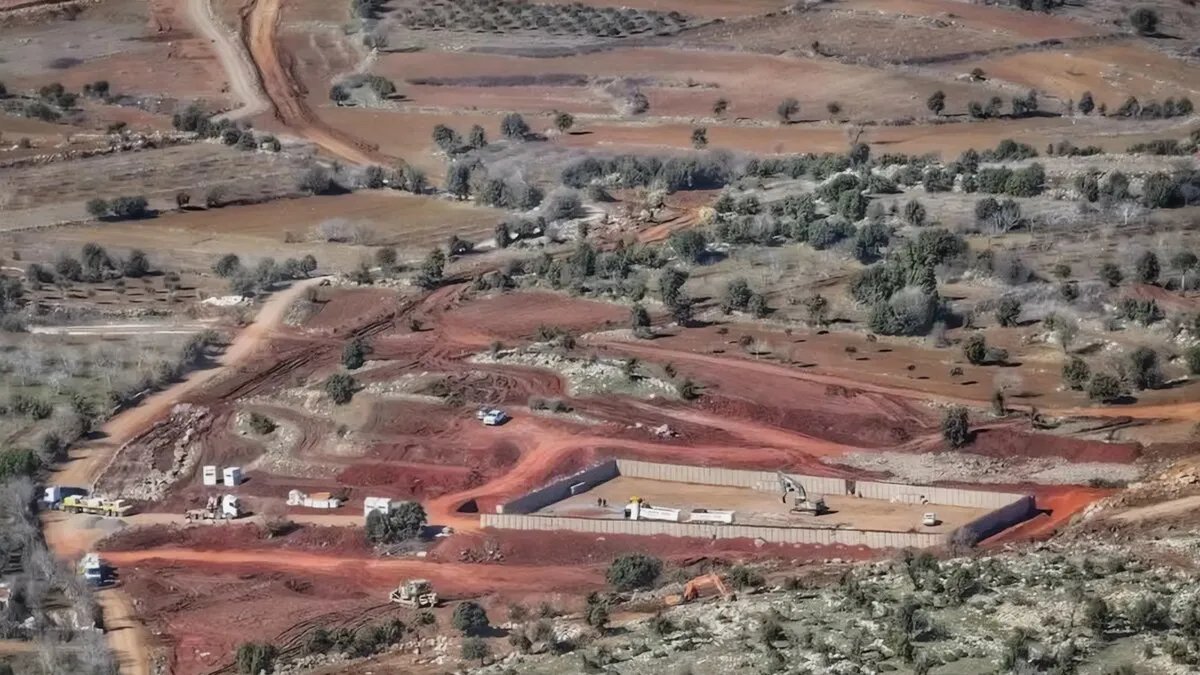 عملية سرية للجيش الإسرائيلي في سوريا تستهدف مخبأ أسلحة لحزب الله