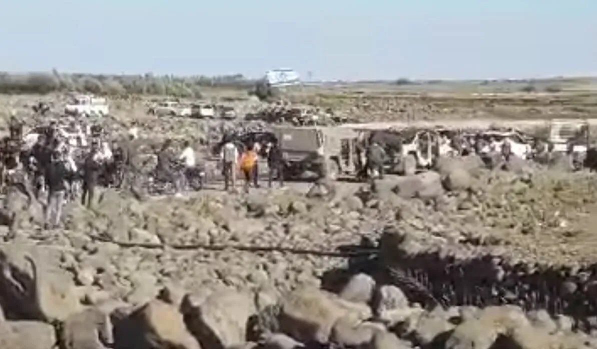 غضب في القنيطرة: سوريون يطردون دورية إسرائيلية ويحرقون علمها قرب سد رويحينة