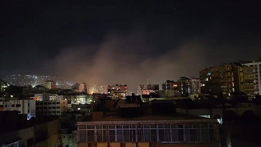 تصعيد خطير: غارات إسرائيلية تستهدف مواقع عسكرية في غرب سوريا ومفاوضات متعثرة