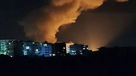 غارات إسرائيلية مكثفة على اللاذقية وطرطوس: استهداف صواريخ تهدد الملاحة ومواقع للدفاع الجوي