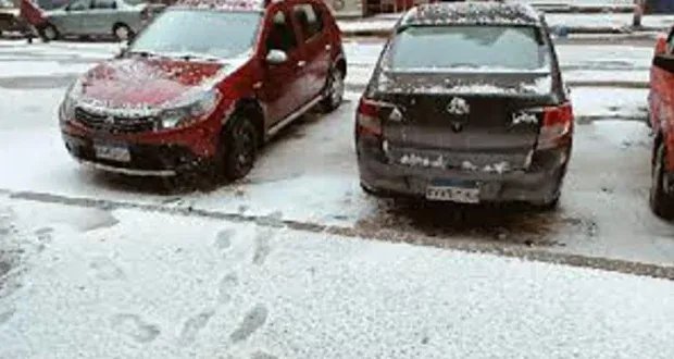 الإسكندرية تحت رحمة عاصفة مفاجئة: أمطار غزيرة، برد، وشمس متناقضة!