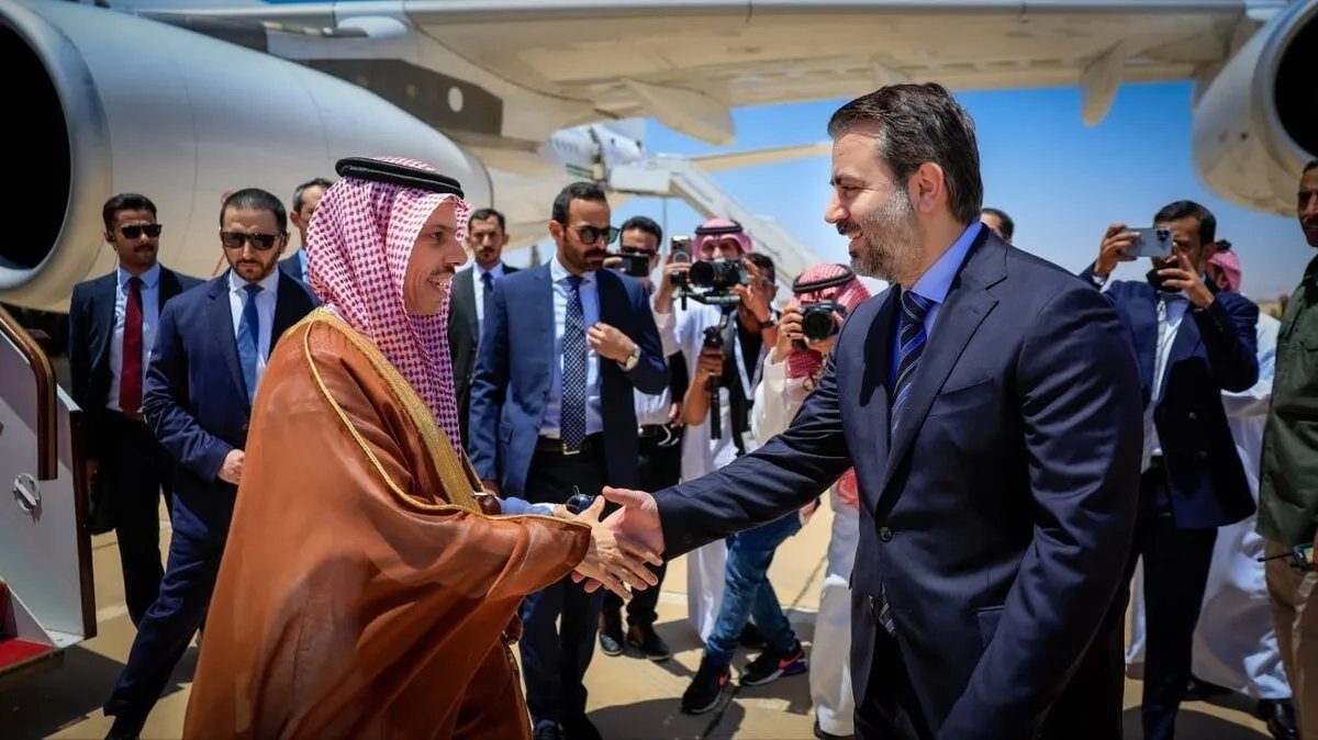 دعم خليجي للعاملين في القطاع العام السوري وتأكيد على دور السوريين في إعادة الإعمار