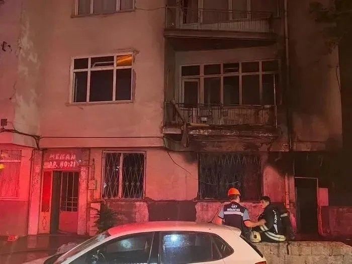 تركيا: اعتقال مرشح برلماني بتهمة إحراق منزل عائلة سورية بسبب خلاف مالي