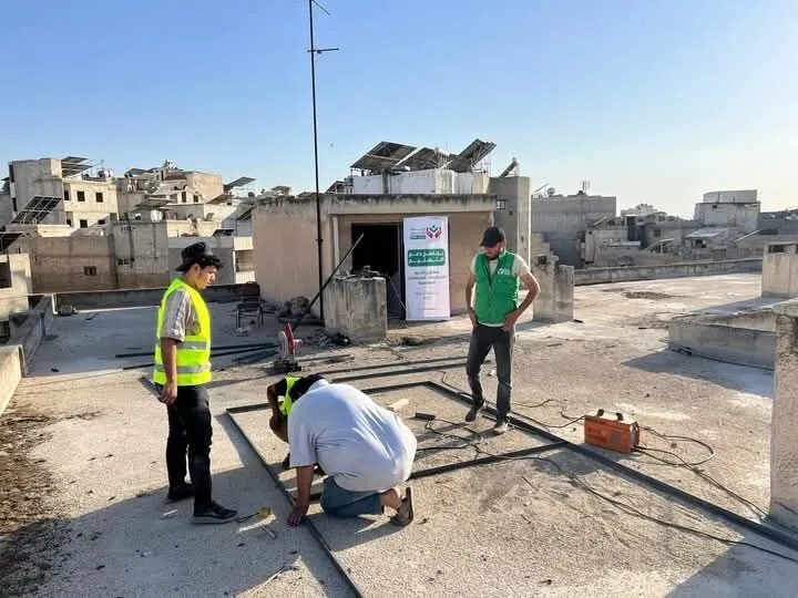 «رحمة بلا حدود» تضيء مدارس حماة بالطاقة البديلة: تركيب 10 منظومات متكاملة