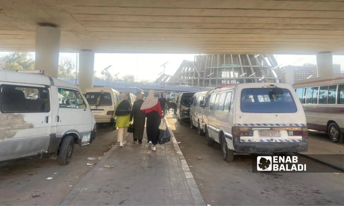 نقل مواقف الحافلات في دمشق يفاقم معاناة الركاب: تكاليف إضافية وازدحام خانق