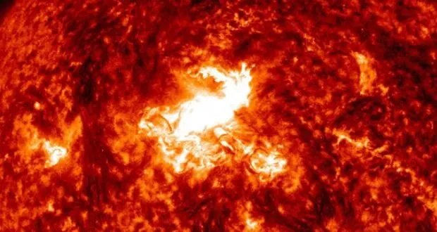 تحذير: عاصفة شمسية قوية تضرب الأرض اليوم وتثير مخاوف بشأن الأقمار الصناعية وشبكات الطاقة