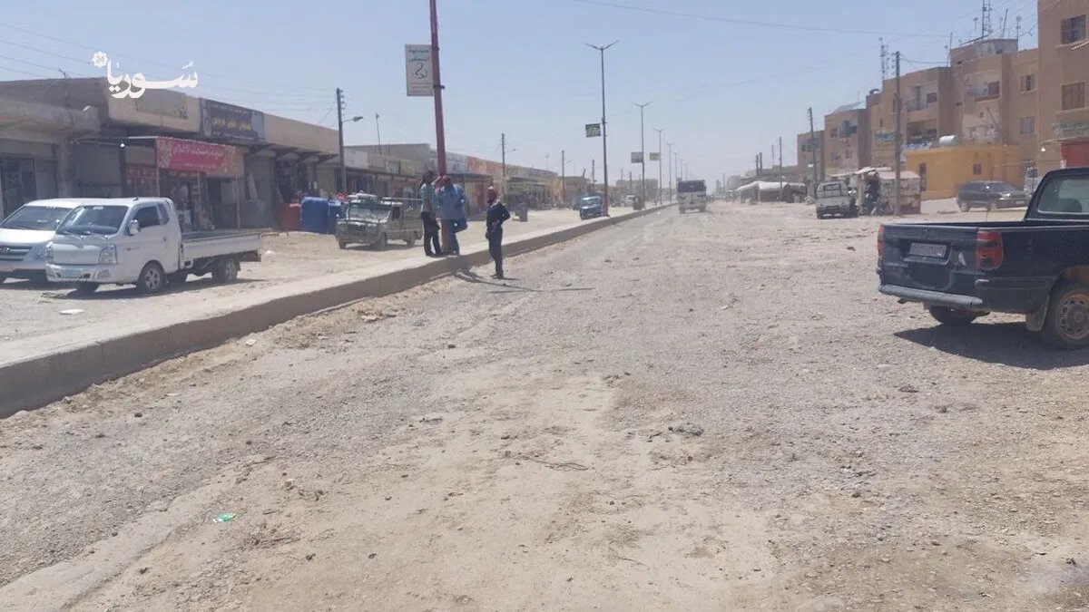 قرية تشرين بريف الرقة: أزمة صرف صحي وطرق وعرة تعزل السكان وتفاقم المخاطر