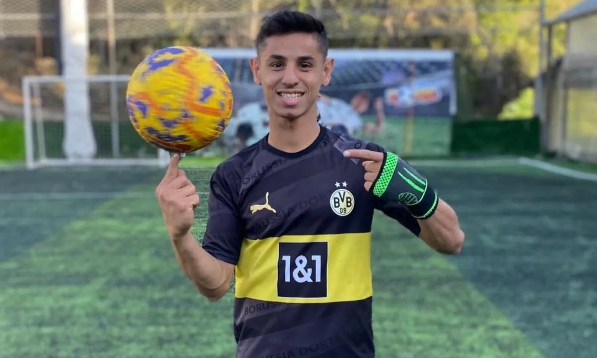 من مخيم اللجوء إلى النجومية: شاب سوري يشعل السوشيال ميديا بمهاراته الكروية في لبنان