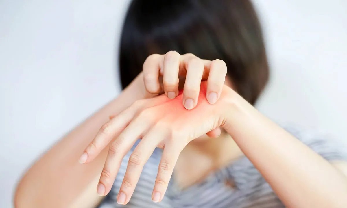 كل ما تحتاج معرفته عن كسور اليد: الأسباب، الأعراض، والمضاعفات المحتملة وطرق العلاج